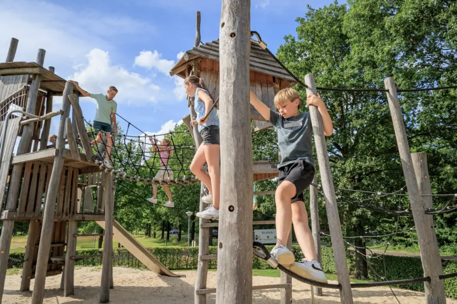 Buitenspeeltuin kaps vakantiepark